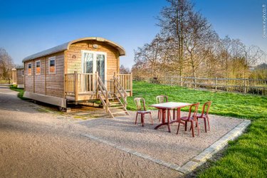 roulotte avec mobilier de jardin