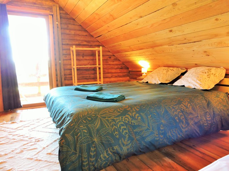 Hébergement AbracadaRoom : Authentique chalet en rondins avec spa en pleine nature - Image 3