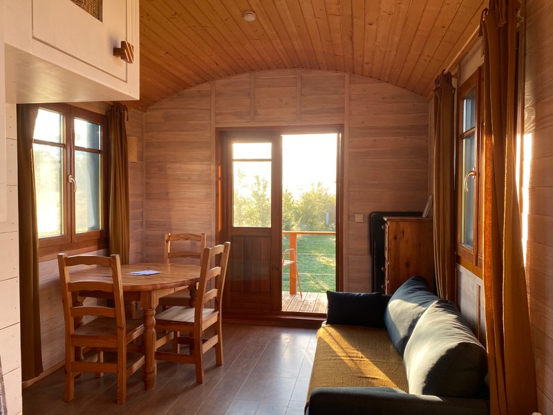 Hébergement AbracadaRoom : La roulotte du verger - Image 3