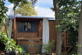 La roulotte dorée & bain nordique privatif