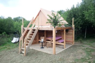 Tente sur pilotis des Souciers