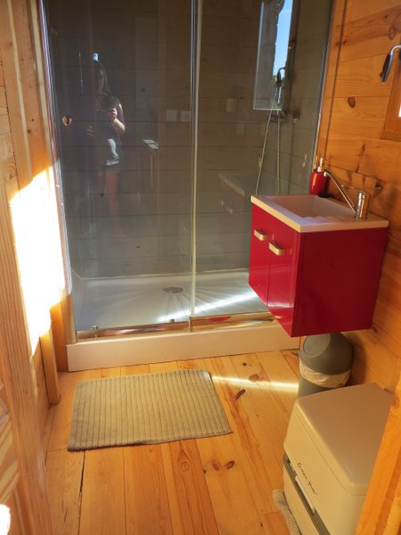 lavabo-roulotte-séjour insolite-famille-centre-abracadaroom