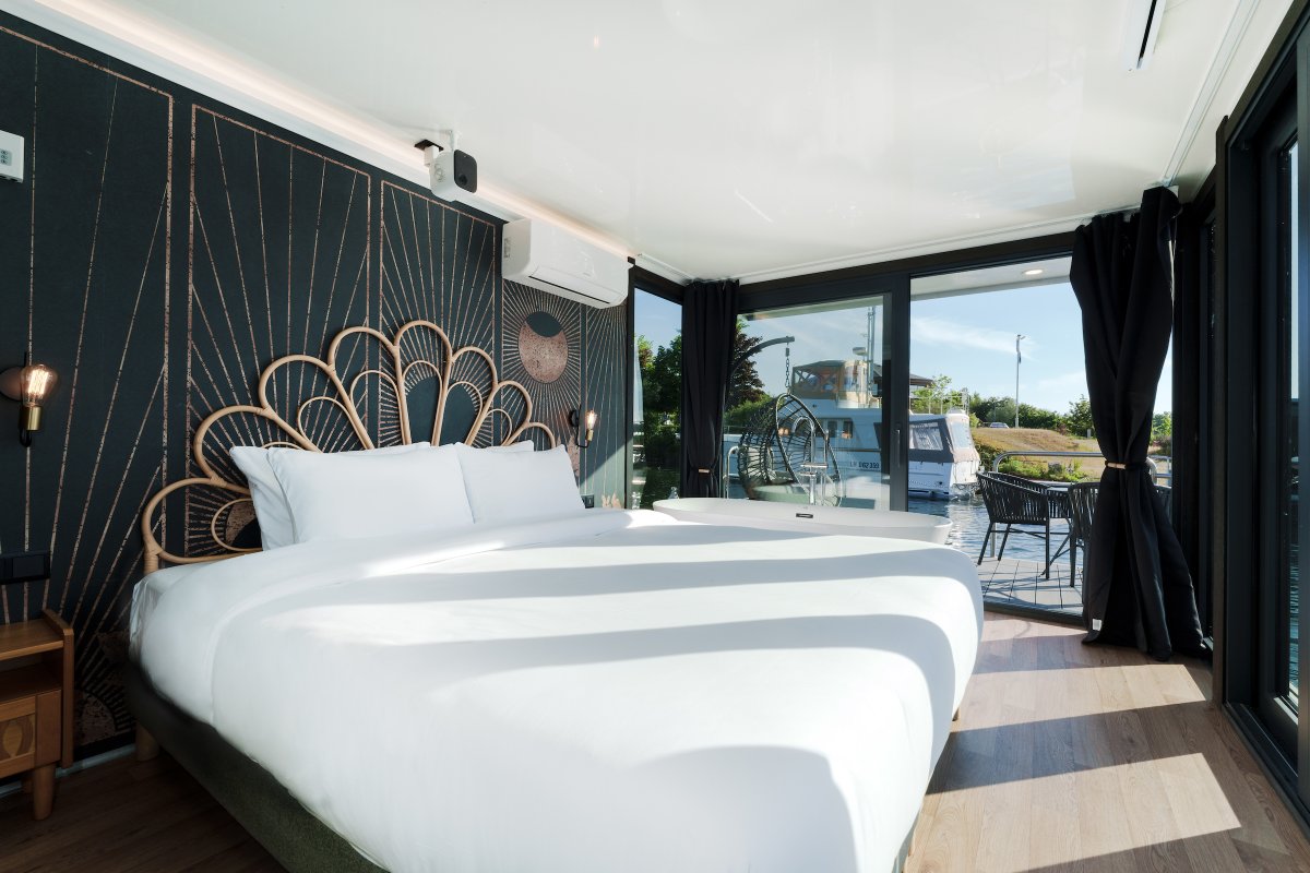 Suite flottante Panoramique Lit king-size Balnéo à Saint-Martin-La-Garenne (8)