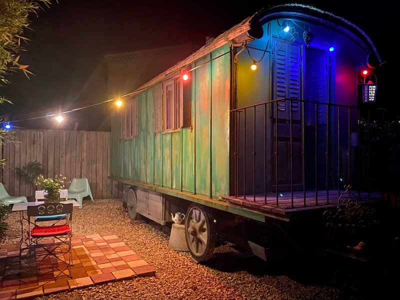 Hébergement AbracadaRoom : Une Roulotte à la Campagne - Image 11