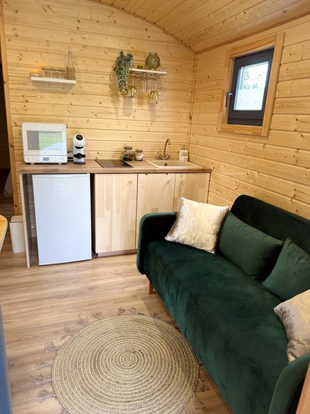 Hébergement AbracadaRoom : La roulotte dorée & bain nordique privatif - Image 7