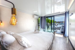 Suite flottante Supérieure Lit king-size Balnéo transparente Sauna et rooftop