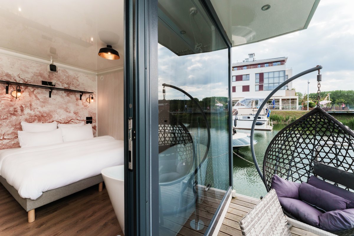 Suite flottante Lit king-size Balnéo à L'isle Adam (2)