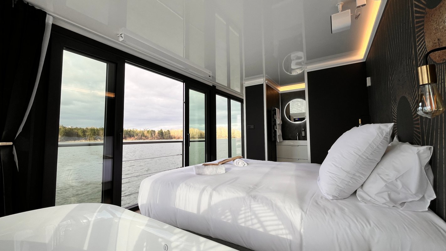 Suite flottante Panoramique Lit king-size Balnéo à Saint-Martin-La-Garenne (4)