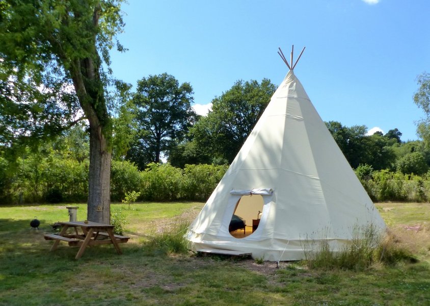 Hébergement AbracadaRoom : Tipi au bord d'un lac - Image 2