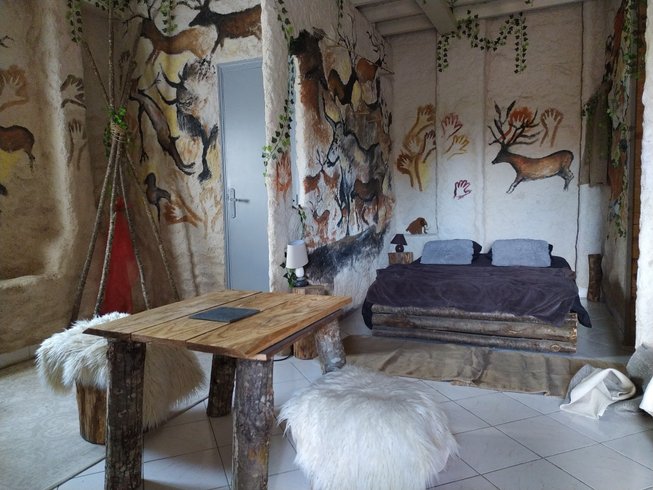 Hébergement AbracadaRoom : Homosapiens avec accès au jacuzzi pendant 30 minutes, Petit-déjeuner, repas du soir & Un massage bien-être 30 minutes par pers - Image 1