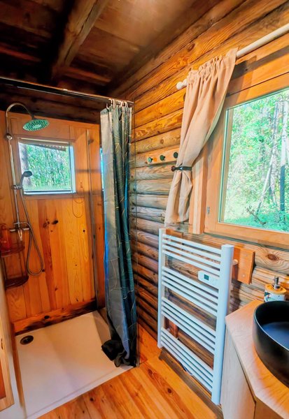 Hébergement AbracadaRoom : Authentique chalet en rondins avec spa en pleine nature - Image 11