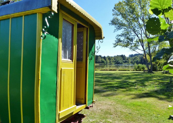 Hébergement AbracadaRoom : Petite Roulotte au bord d'un lac - Image 4