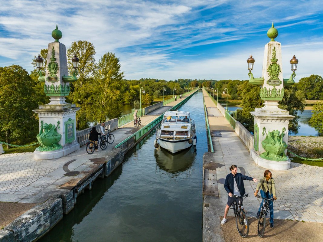 Lodge haut de gamme & bain nordique privatif au bord du Canal de Briare à 1h15 de Paris à Montcresson (31)