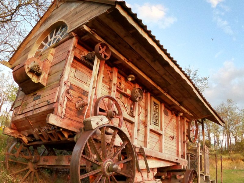 Hébergement AbracadaRoom : La Batteuse insolite des Pyrénées - Image 2