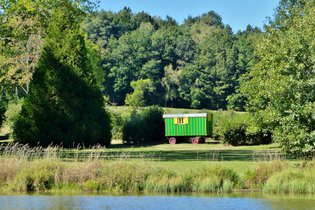 Petite Roulotte au bord d'un lac