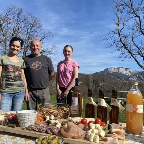 Lionel, Myriam et leurs trois filles, qui vous accueillent en collaboration avec Homnest, une équipe passionnée par la création d'aventures étonnantes !