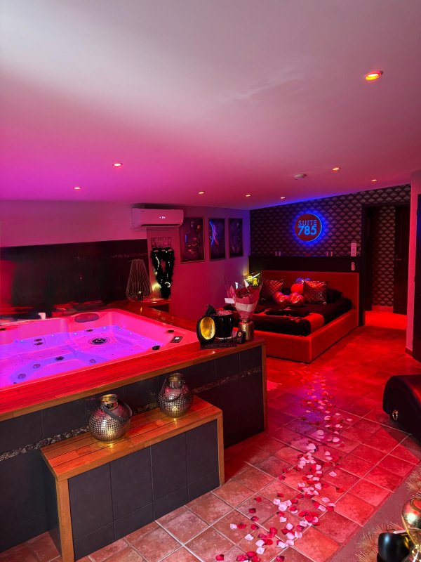 SUITE 785 CHAMBRE  ROMANTIQUE  SPA JACUZZI SAUNA à Montauban (8)