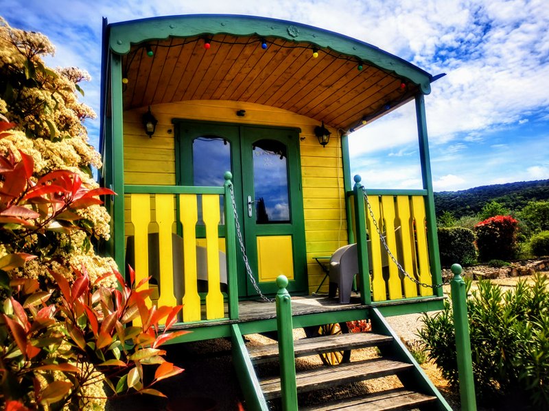Hébergement AbracadaRoom : Roulotte de la Villa Font Vive : Calme absolu, piscine avec vue ! - Image 1