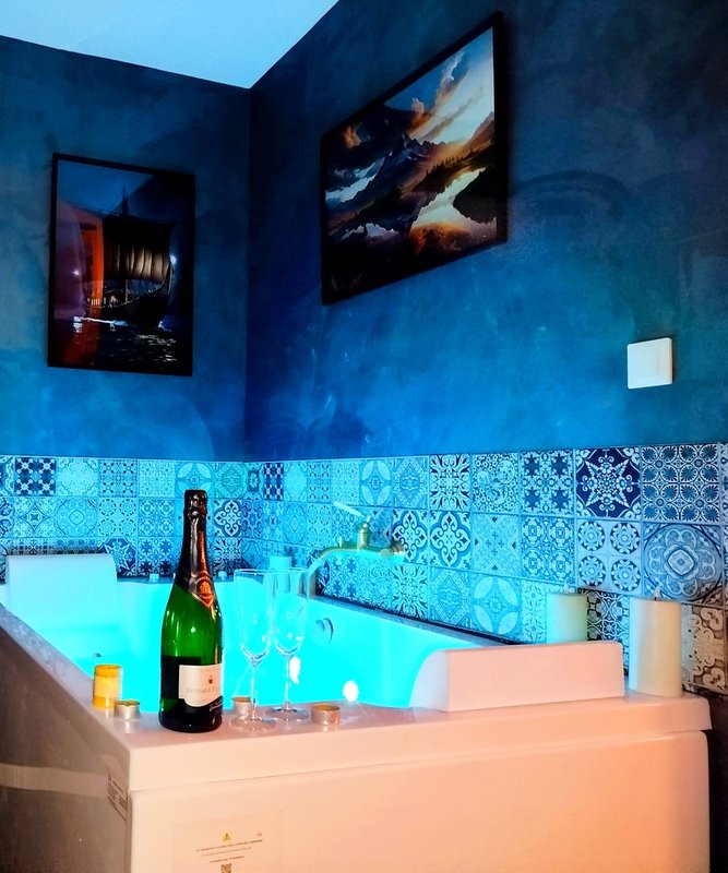 Évasion Scandinave Romantique : Spa XXL & Cinéma à Amiens (5)