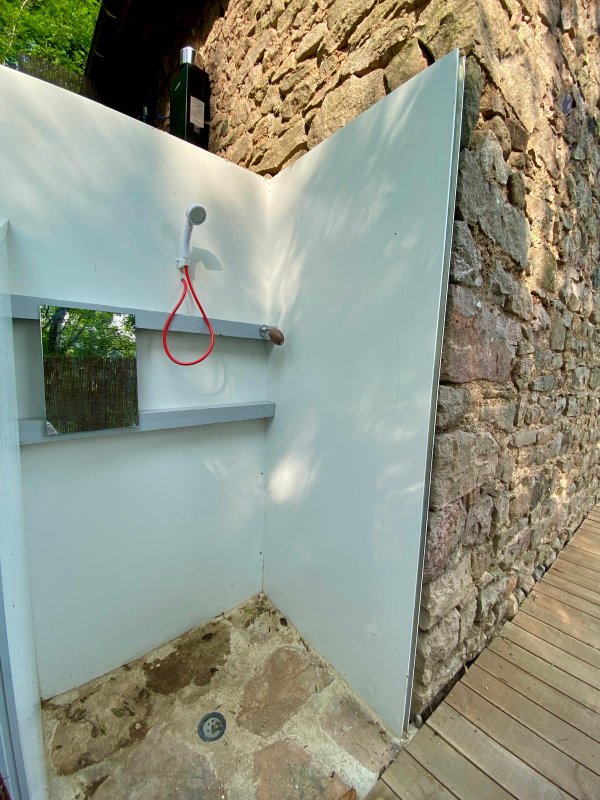 Cabane autonome dans les bois à Leynes (7)