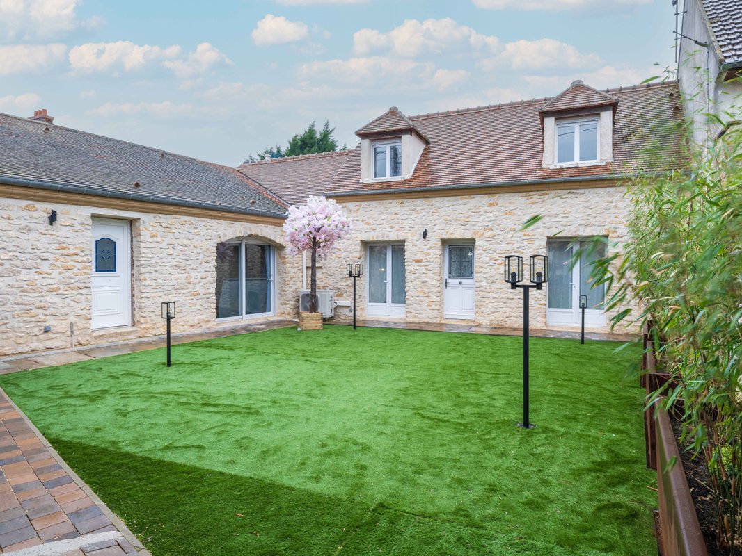 Eau Loin - Villa avec spa, sauna, hammam & salle de jeux à Ver Sur Launette (5)