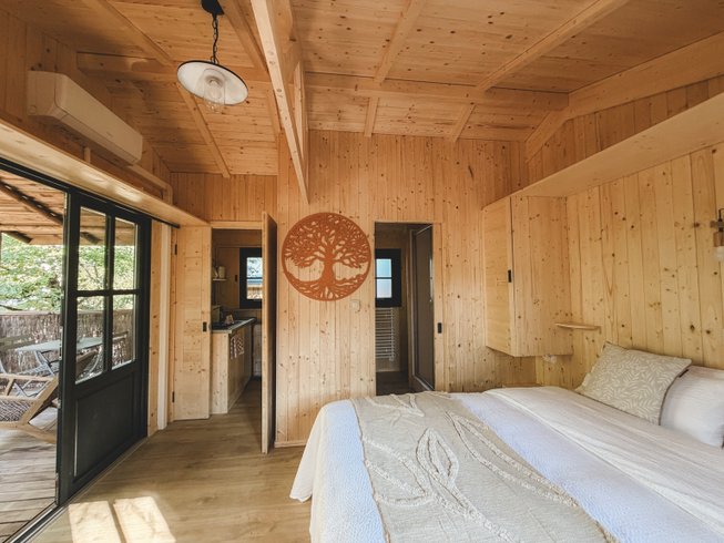 Hébergement AbracadaRoom : Cabane Ausèla - Lodge sur pilotis au cœur de la nature, calme & bien-être, réservé aux adultes • linge & ménage inclus • climatisation réversible • kitchenette équipée - Image 3