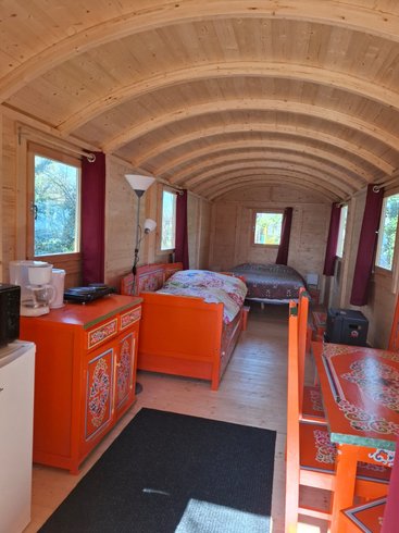 Hébergement AbracadaRoom : La roulotte du village insolite - Image 5