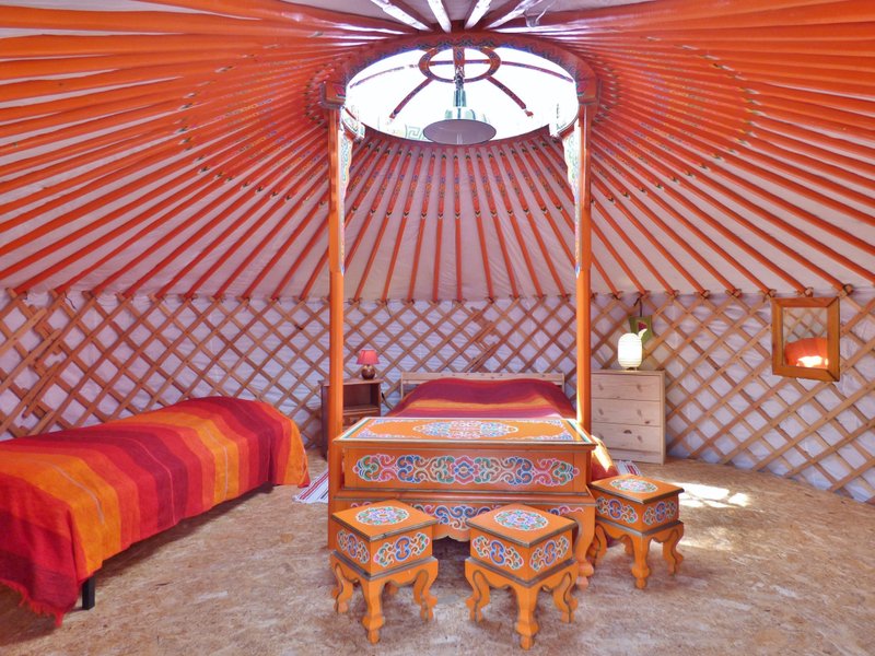 Hébergement AbracadaRoom : Yourte au bord d'un lac - Image 3