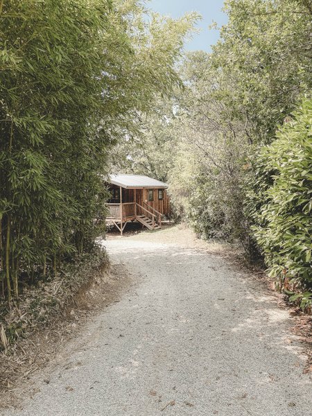Hébergement AbracadaRoom : Cabane Aiga - Lodge sur pilotis au cœur de la nature, calme & bien-être, réservé aux adultes • linge & ménage inclus • climatisation réversible • cuisine équipée - Image 8