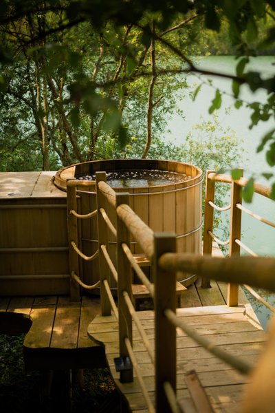 Hébergement AbracadaRoom : Cabanes Duo Spa sur Pilotis au Bord de l'Eau - Image 2