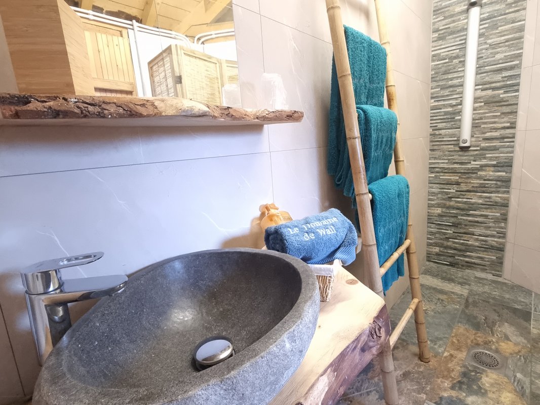 La cabane Haut-Perchée & Spa à Wail (14)