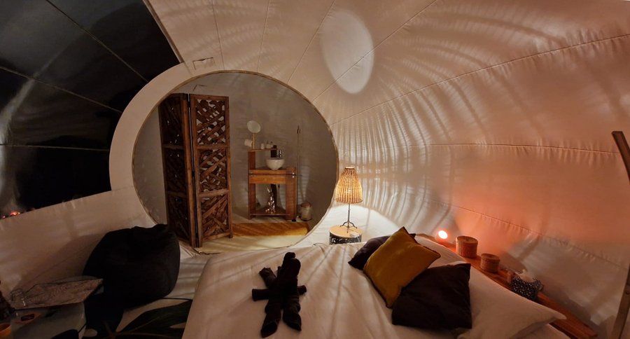 Hébergement AbracadaRoom : Bulle M87* avec planche dînatoire et petit-déjeuner - Image 1