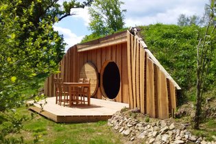 Cabane du Hobbit au bord d'un lac