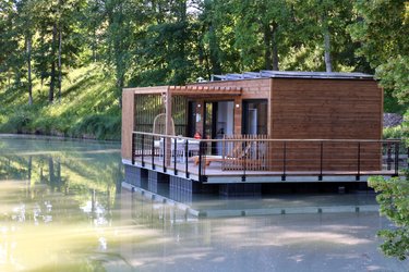 Écolodge flottant l’Õdacieuse - Domaine de Neuville à Sainte Gemme (1)