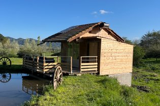Cabane au bord de l'eau : endroit paisible