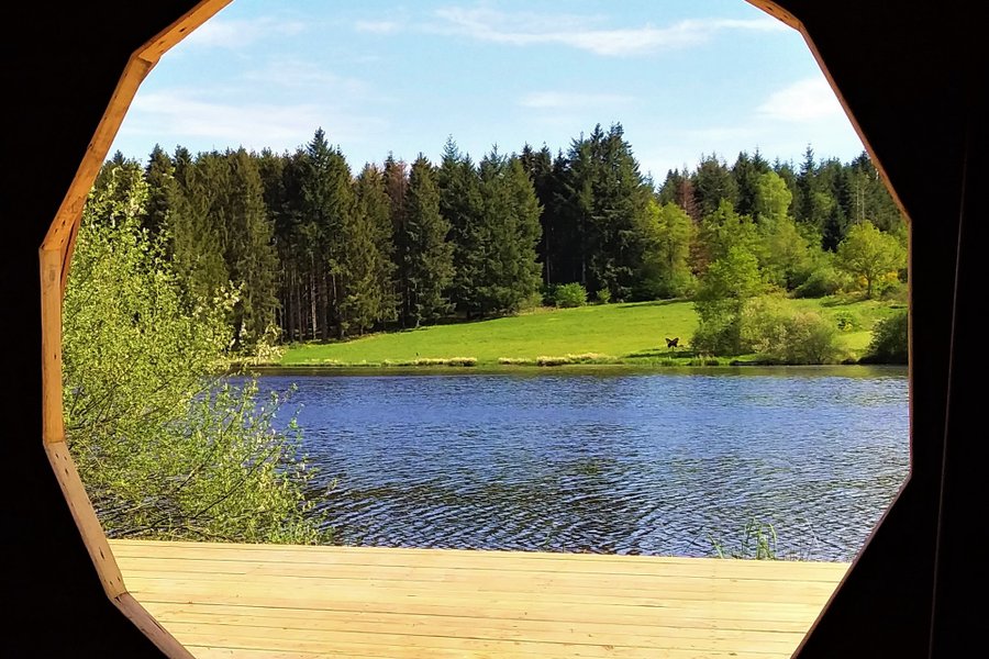 Cabane du Hobbit au bord d'un lac — photo 2