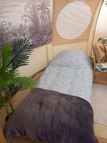 Hébergement AbracadaRoom : Jungle Tent with Vintage Military Ambulance - Image 12