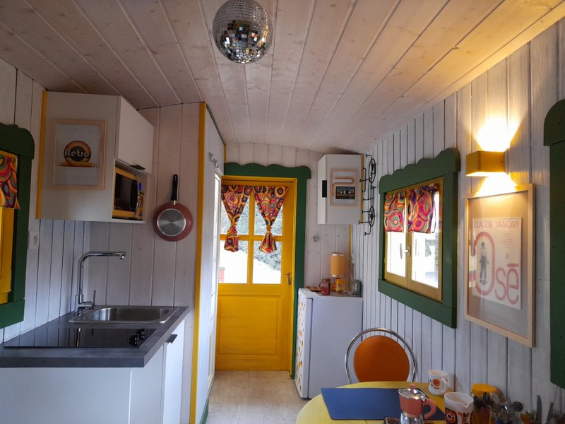Hébergement AbracadaRoom : La Roulotte Rétro 70/80 - Image 3