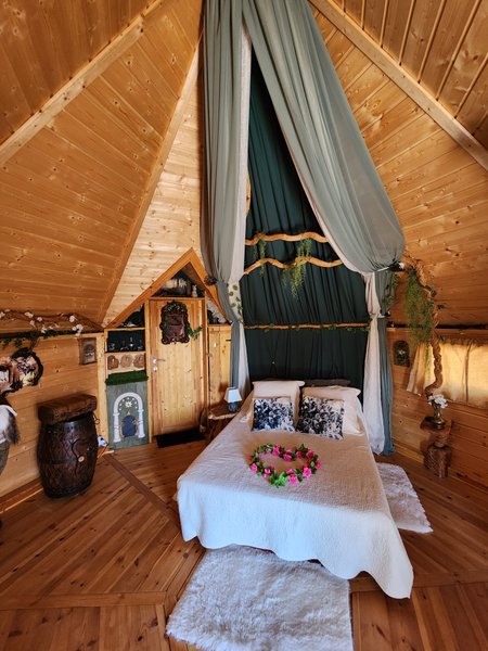 Hébergement AbracadaRoom : La Chaumière magique des Elfes et son escape game - Image 3