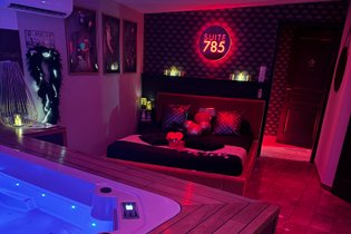 SUITE 785 CHAMBRE  ROMANTIQUE  SPA JACUZZI SAUNA