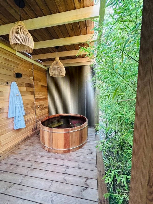 Lodge luxe bain nordique au bord du Canal de Briare à 1h30 de Paris à Montcresson (16)