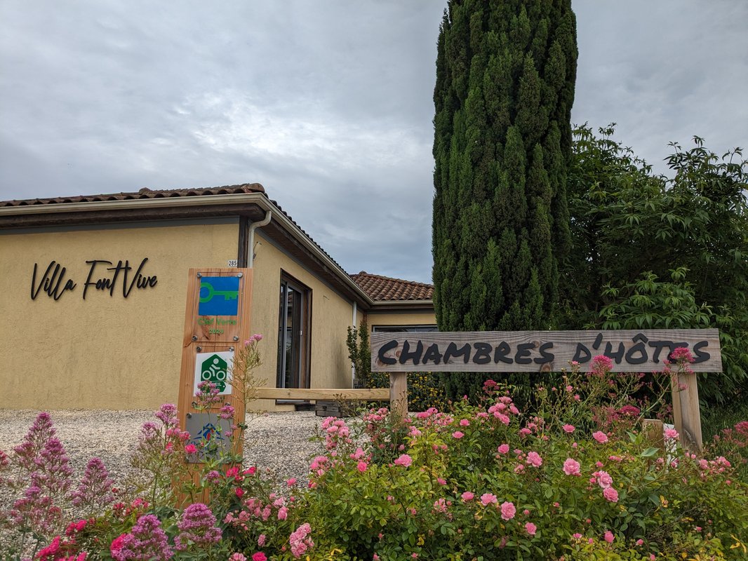 Villa Font Vive - Chambre d'hôtes "Le Chassezac" écologique avec piscine et cuisine à Grospierres (11)