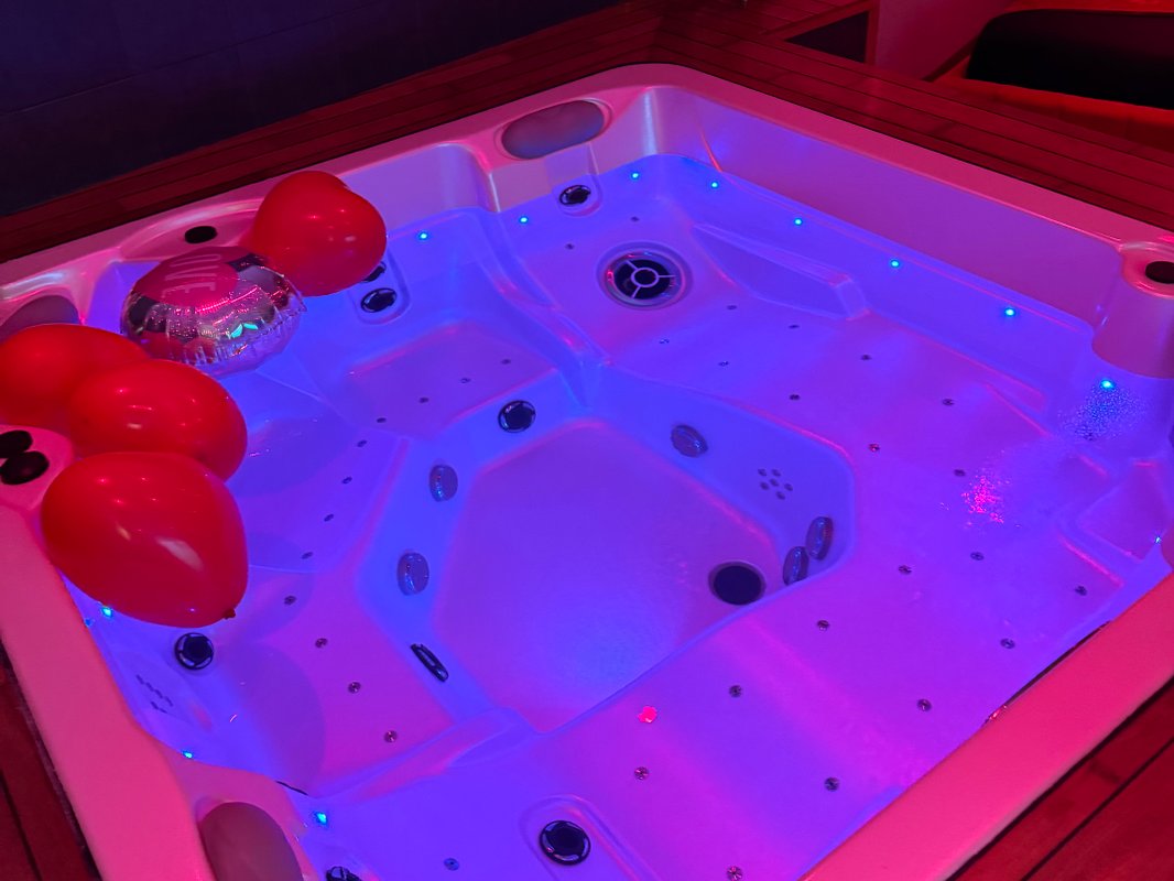 SUITE 785 CHAMBRE  ROMANTIQUE  SPA JACUZZI SAUNA à Montauban (3)