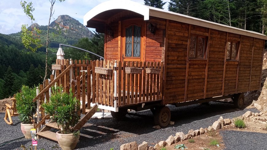 Hébergement AbracadaRoom : Chambre Roulotte et spa privatif  vue montagne - Image 3
