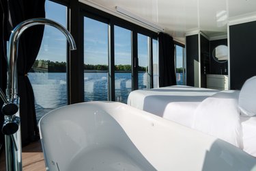 Suite flottante Panoramique Lit king-size Balnéo à Saint-Martin-La-Garenne (2)