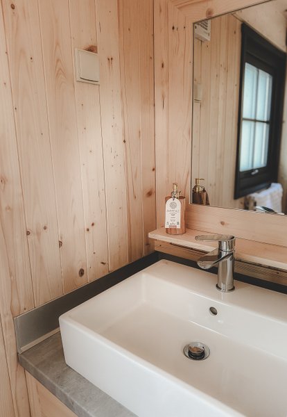 Hébergement AbracadaRoom : Cabane Auròra - Lodge sur pilotis au cœur de la nature, calme & bien-être, réservé aux adultes • linge & ménage inclus • climatisation réversible • kitchenette équipée - Image 13