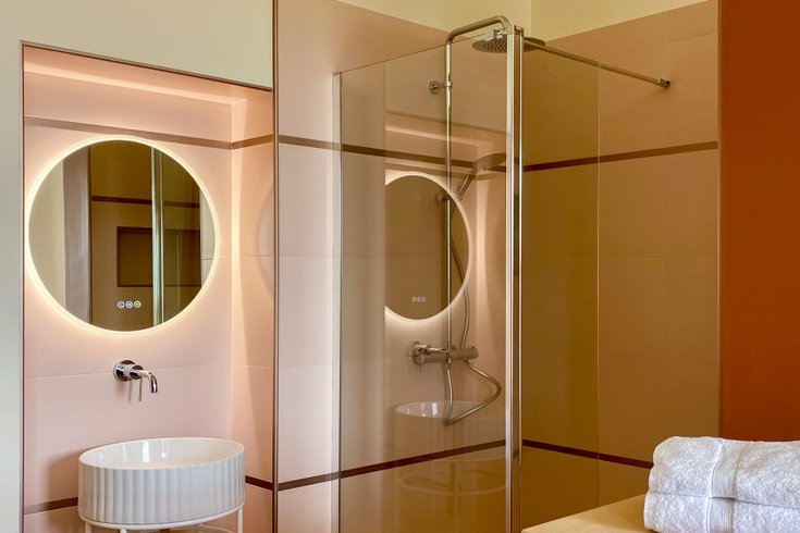 Hébergement AbracadaRoom : Suite Opale Rose – Chambre avec baignoire îlot & lumière naturelle – Maison Balmelle - Image 4