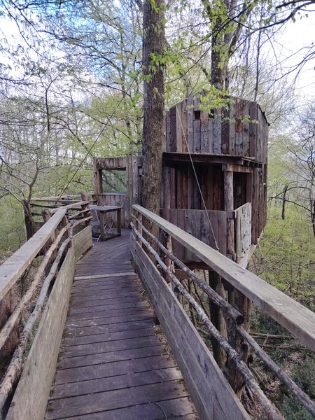 Hébergement AbracadaRoom : Cabane Charrette – Dormir perché à 9m, praticable en fauteuil - Image 4