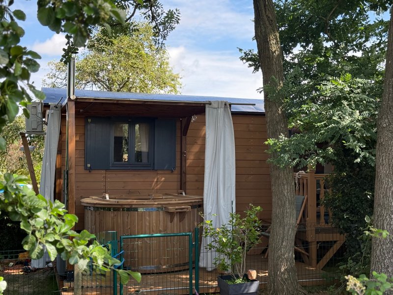 Hébergement AbracadaRoom : La roulotte dorée & bain nordique privatif - Image 1