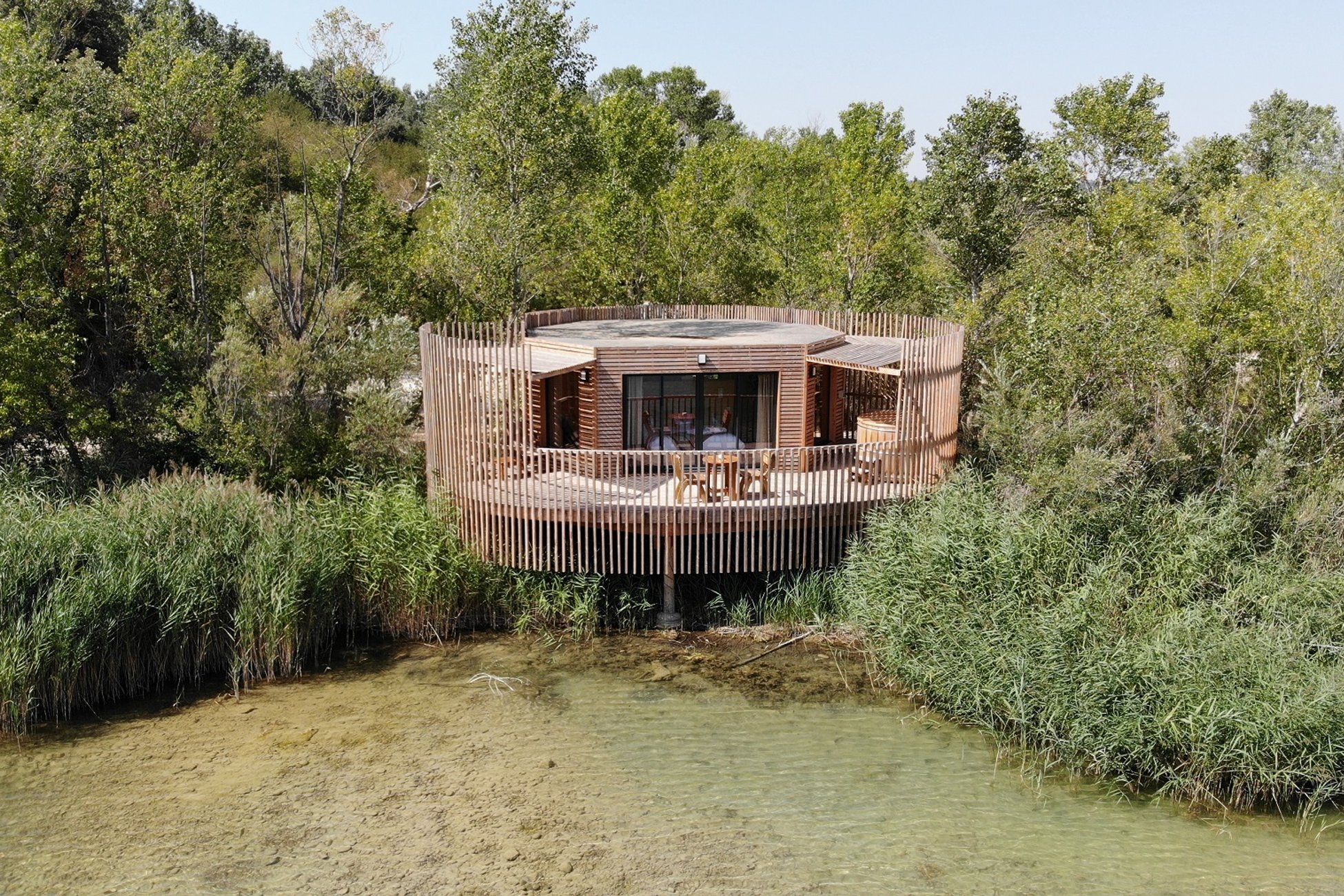 Hébergement UnicStay : Cabanes Duo Spa Plus sur Pilotis à Sorgues